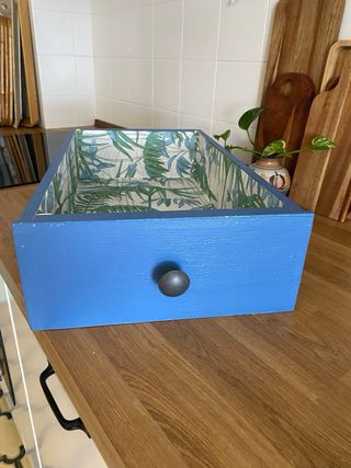 Cajón decorativo azul con estampado floral