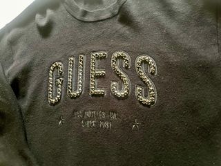 Suéter color negro Guess Talla XL