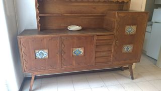 Credenza vintage anni ’50 in legno con piastrelle
