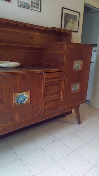 Credenza vintage anni ’50 in legno con piastrelle