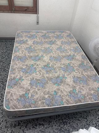 Matalas antiguo y estanteria de pikolin