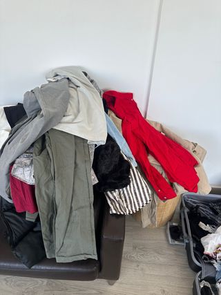 Maleta con bastante ropa de mujer y algo de hombre