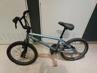 Bicicleta BMX azul. LEER BIEN!!!!!