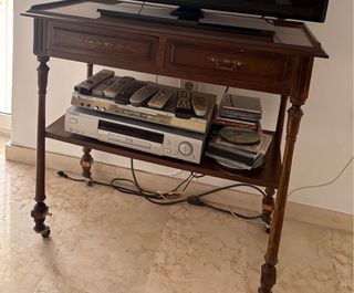 Mesa de madera con balda y cajones