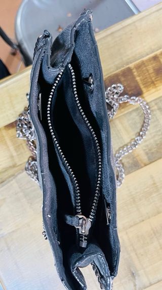 Bolso Zara gris tachuelas cadena