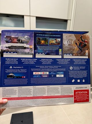 Play Station 4 con su caja original