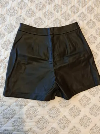 Pantalon corto simil piel