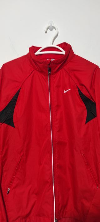 cortavientos Nike con posibilidad de chaleco.