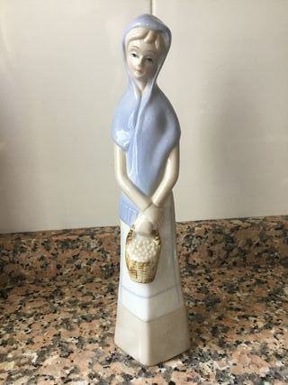 Figura de porcelana, Chica con chal azul y cesta