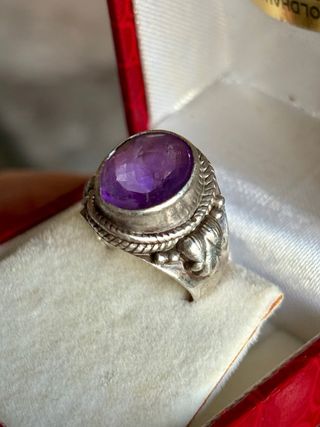 Anillo artesanal plata y amatista natural
