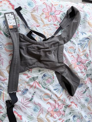 Mochila portabebe Ergobaby gris