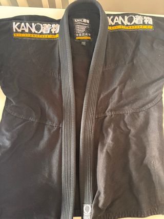 Kimono con cinturon de jujitsu negro casi nuevo
