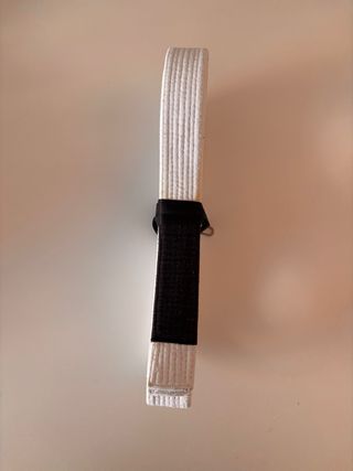 Kimono con cinturon de jujitsu negro casi nuevo