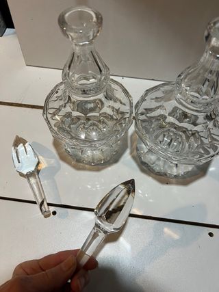 Coppia di caraffe per liquori in cristallo intagliato