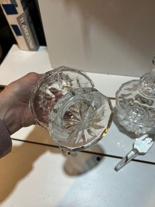 Coppia di caraffe per liquori in cristallo intagliato