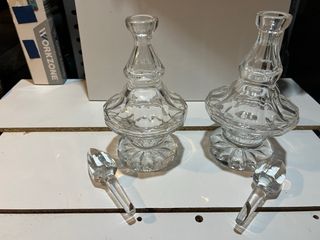 Coppia di caraffe per liquori in cristallo intagliato