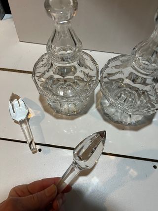 Coppia di caraffe per liquori in cristallo intagliato