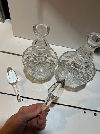 Coppia di caraffe per liquori in cristallo intagliato