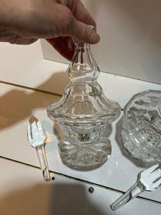 Coppia di caraffe per liquori in cristallo intagliato