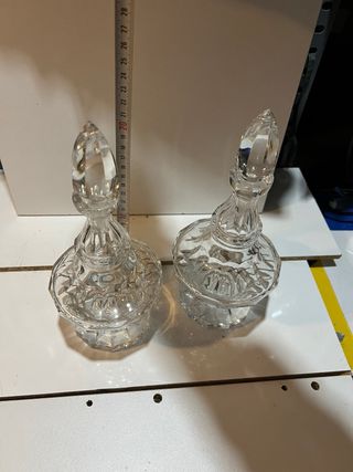 Coppia di caraffe per liquori in cristallo intagliato