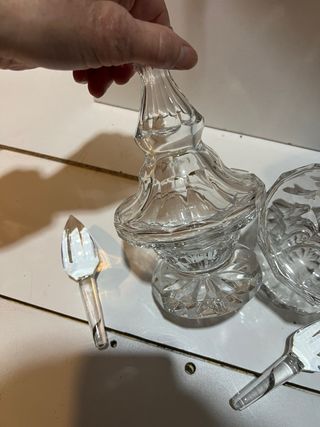 Coppia di caraffe per liquori in cristallo intagliato