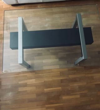 Mesa de centro en cristal, acero y madera.