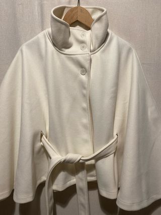 Capa de paño color blanco mantequilla