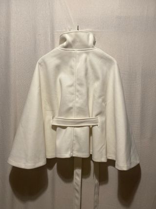 Capa de paño color blanco mantequilla