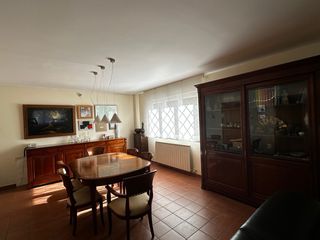 Muebles comedor, vitrina, aparador y sillas butaca