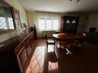 Muebles comedor, vitrina, aparador y sillas butaca