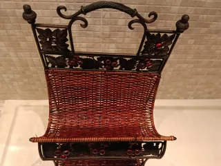 Revistero forja y mimbre uvas