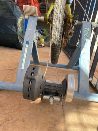 Bicicleta urbana con rodillo de entrenar vintage