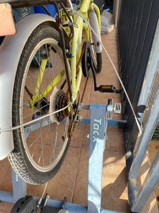 Bicicleta urbana con rodillo de entrenar vintage