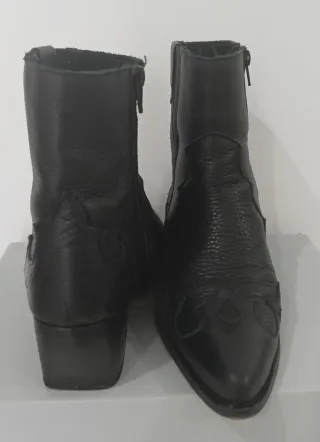 Botim tacão em pele