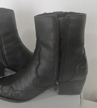 Botim tacão em pele