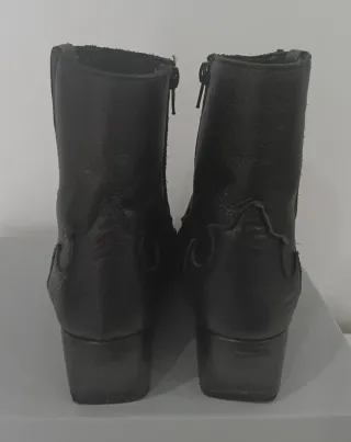 Botim tacão em pele