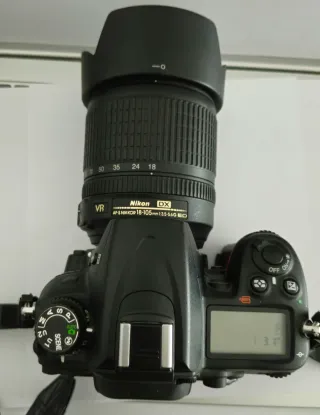 Cámara de fotos Nikon D7000 con objetivo Nikon D