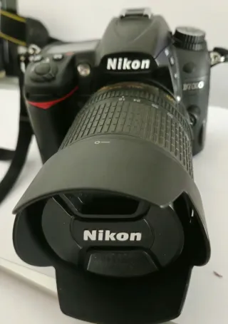 Cámara de fotos Nikon D7000 con objetivo Nikon D