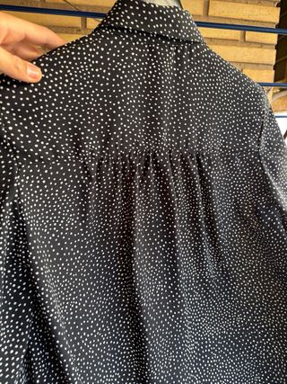 Blusa negra de lunares