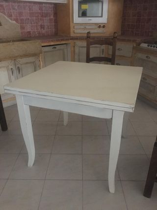 Tavolo bianco in legno