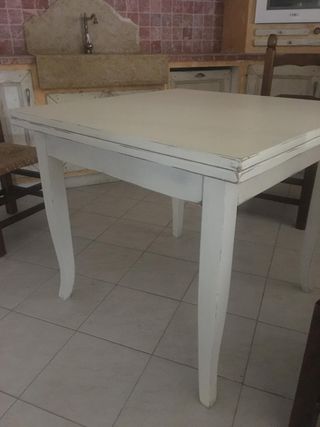 Tavolo bianco in legno