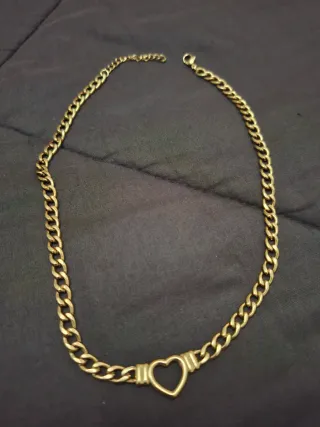 Gargantilla dorada con corazón