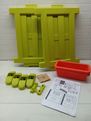 Giardino verde con secchio rosso