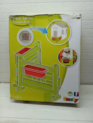 Giardino verde con secchio rosso