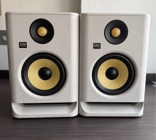 2altavoces KRK Rokit 5 G4 + 2 peanas.