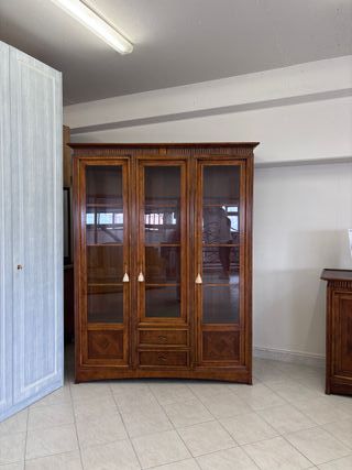 Sala da pranzo: vetrina + madia + tavolo + sedie