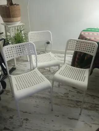 4 sillas plástico y hierro más mesa madera