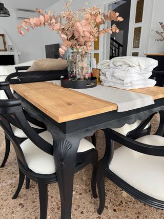 Mesa y sillas restauradas