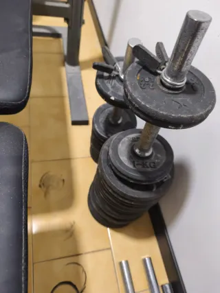 Banco de pesas con discos y barras