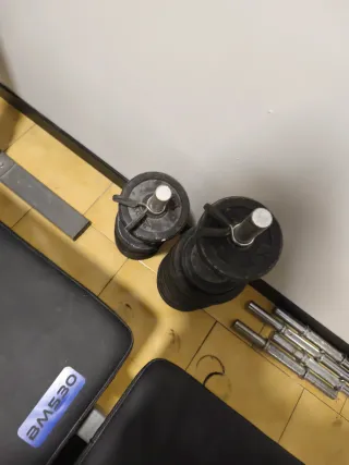 Banco de pesas con discos y barras